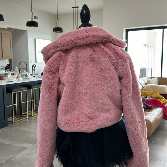 BRAND NEW GORGEOUS FANCY AND SOFT MAUVE VEGAN FUR OUTERWEAR COAT! SIZE MEDIUM! - Picture 11 of 17
